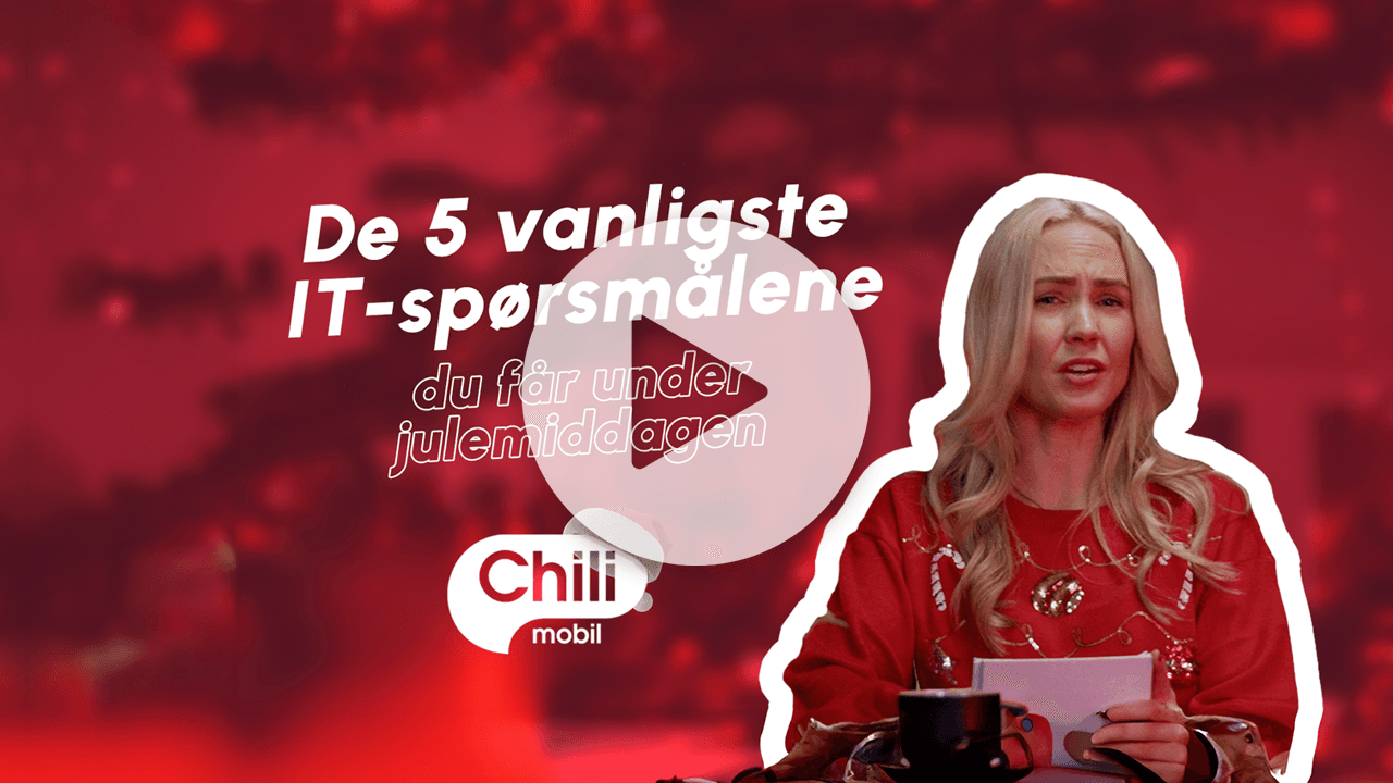 På venstre side av bildet er det en overskrift i hvit tekst som sier "De 5 vanligste IT-spørsmålene du får under julemiddagen". Til høyre for teksten er det logoen til "Chili mobil". I midten av bildet er det en utklipp av en kvinne med blondt hår, iført en rød julegenser med julepynt på. Hun ser ut til å være i en samtale eller presentasjon, og holder papirer og en kopp. Bakgrunnen er monokrom med forskjellige nyanser av rød og noen abstrakte mønstre eller effekter som gir en festlig følelse.