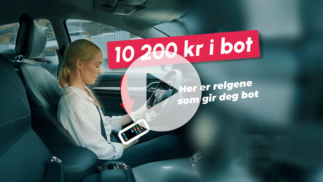 Kvinne i førersetet til en bil som bruker en mobiltelefon i fanget. Over bildet er det en rød tekstboks med hvit skrift som sier "10 200 kr i bot" og under den står det "Her er reglene som gir deg bot"